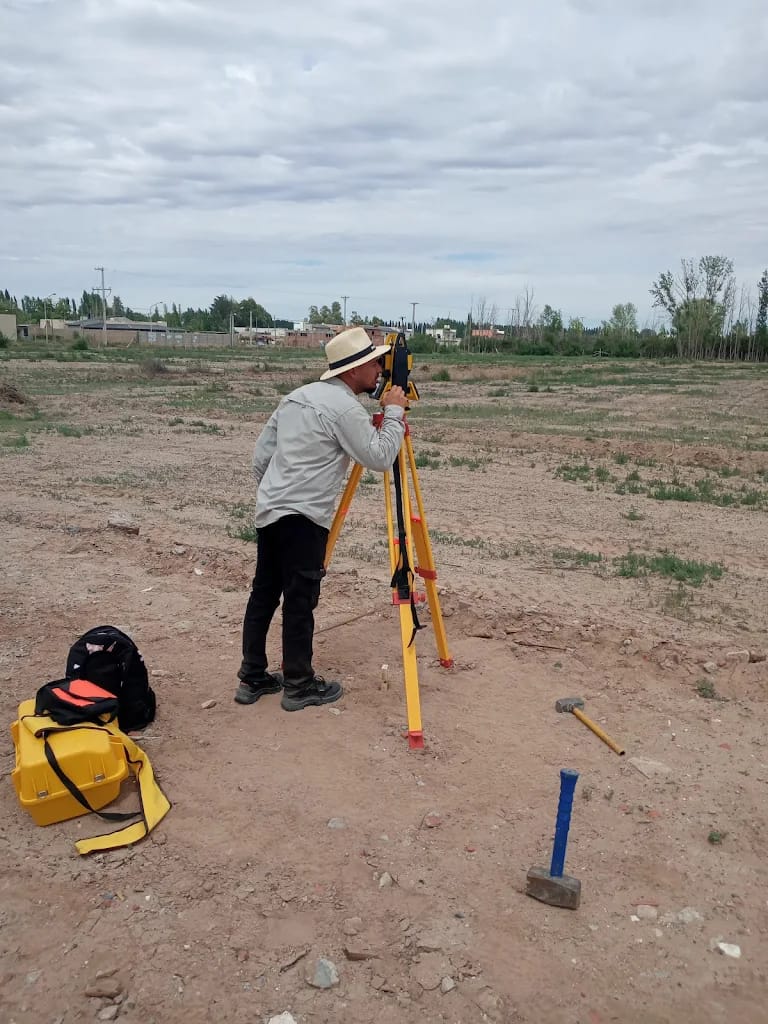 Estación total en terreno de subdivisión