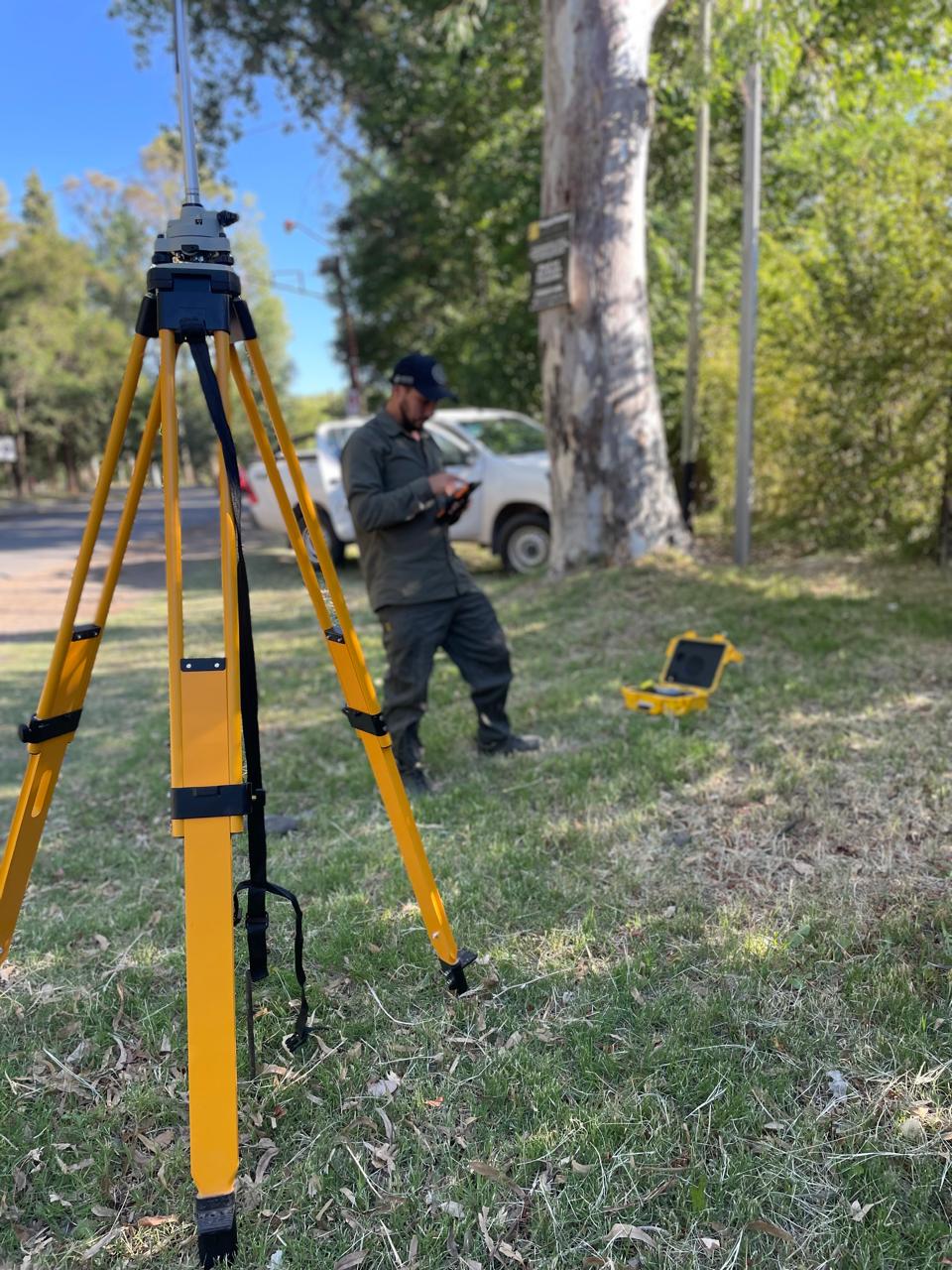 Equipo GNSS en campo con trípode