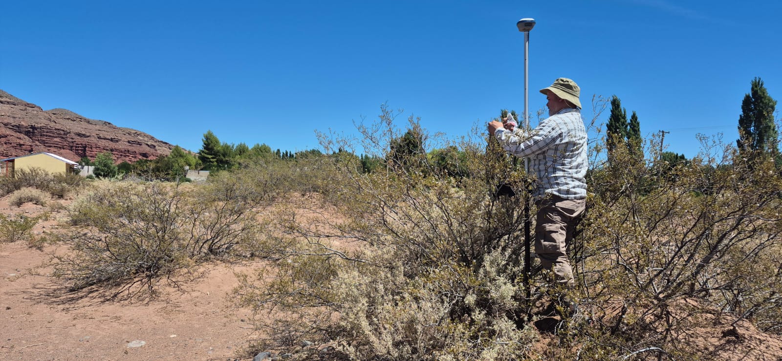Medición GNSS en terreno rural árido
